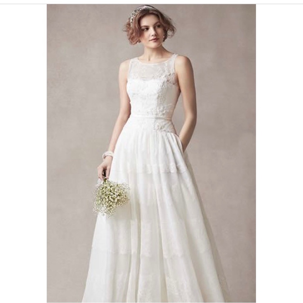 NWT size 12 ivory wedding gown
Fits like a size 10